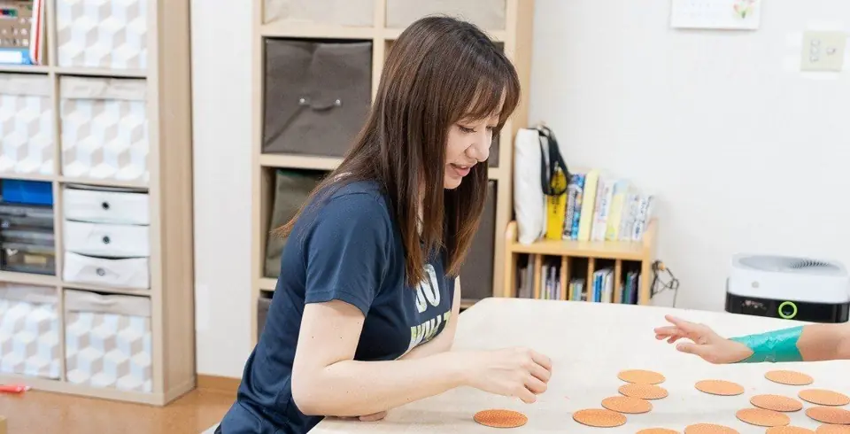 スタッフがお子さまと一緒にルールのある遊びに取り組む様子