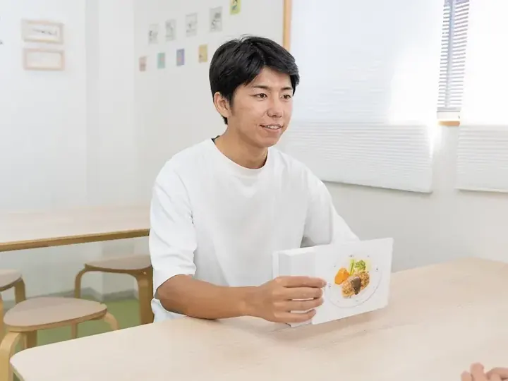 スタッフが絵カードを見せながら、お子さまに問いかけている様子