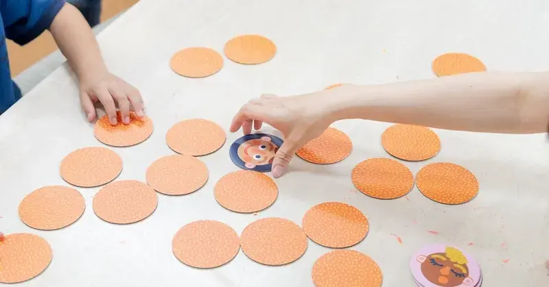 テーブルに並べた絵合わせカードをめくる手元